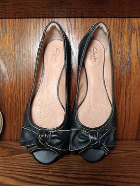Clarks Artisan Cynthia Avant Black Leather Peep Toe Flats Women's Size 7.5